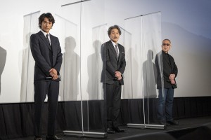 左から永山絢斗さん、役所広司さん、小泉堯史監督
